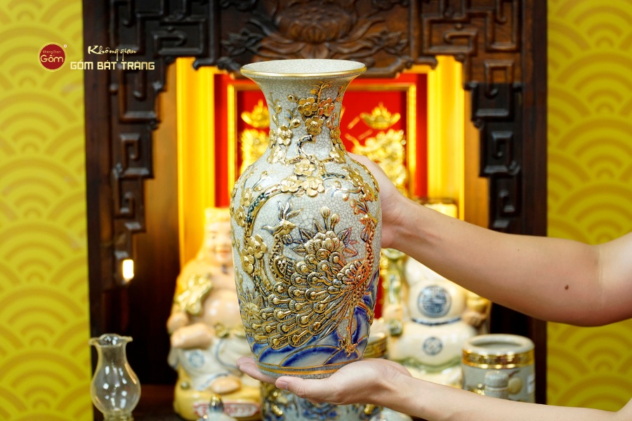 Lọ hoa thờ men rạn vẽ vàng
