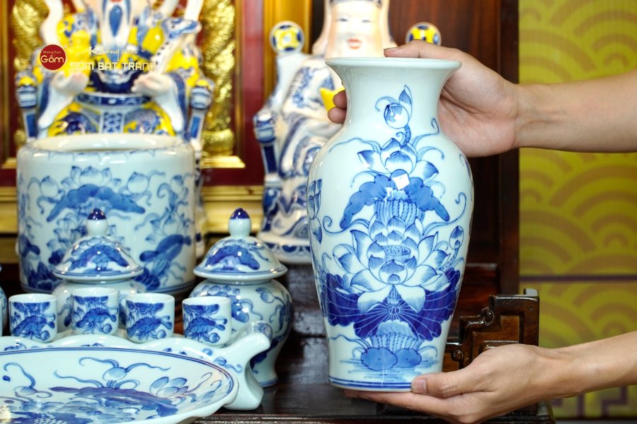 Lọ hoa thờ men lam